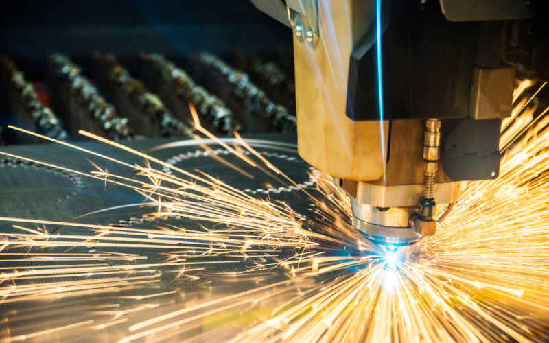 How does a CO2 laser cutting machine work?